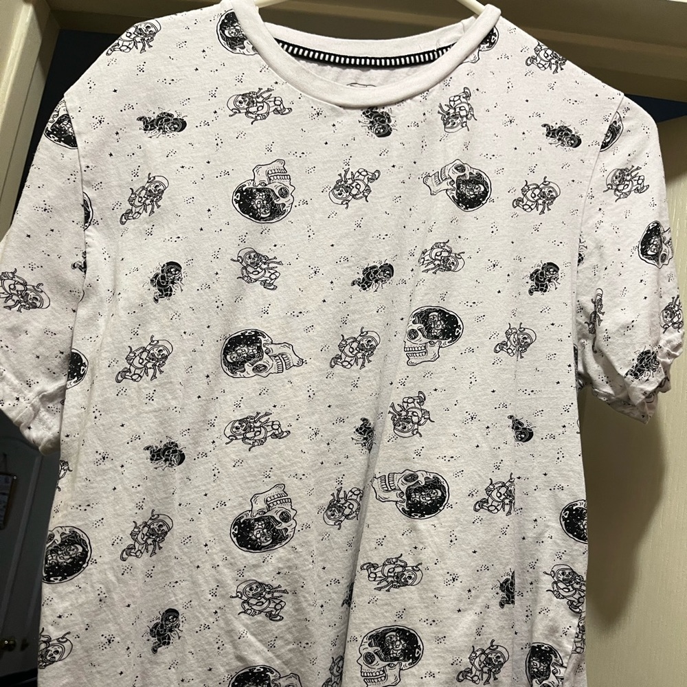 White T-shirt with skulls in space